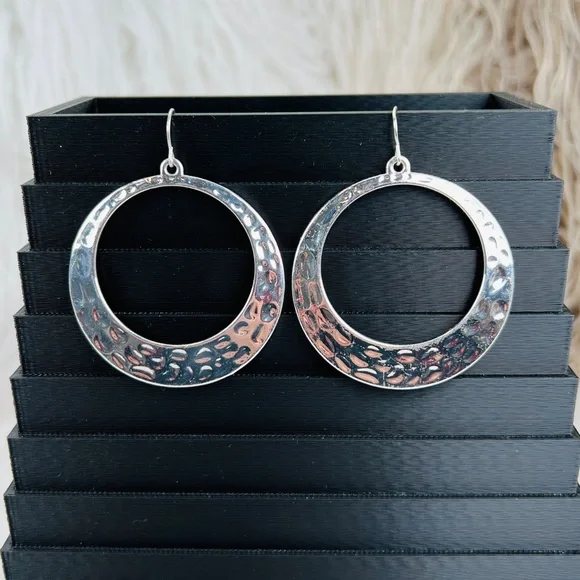 Gorgeous weighted Silvertone modernist hammered circle pierced earrings